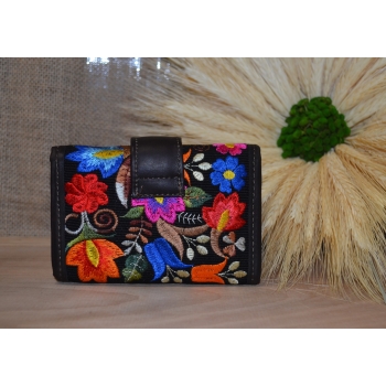 Portfel mały skórzany ciemnobrązowy z kwiatowym kolorowym haftem .